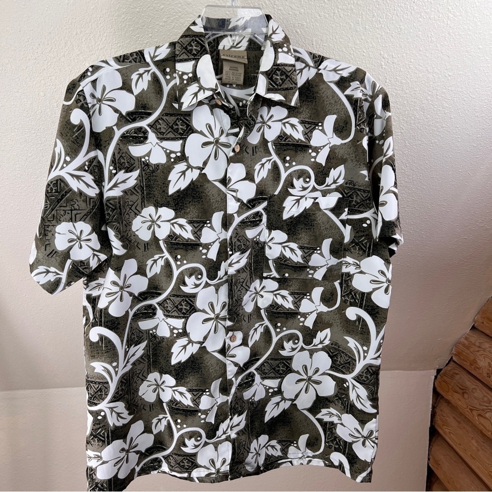 EXTREME GEAR HAWAIIAN SHIRT. Size Medium. Short sleeves. 100% Polyester